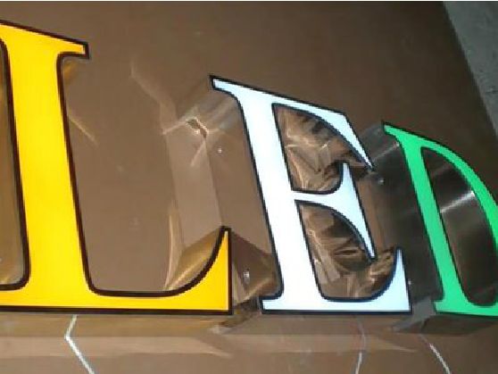 响水介绍LED招牌的基础知识。